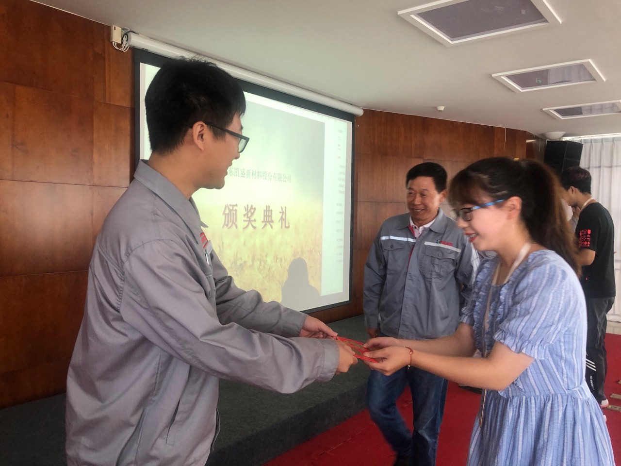 公司举行2020年员工升学子女座谈会83