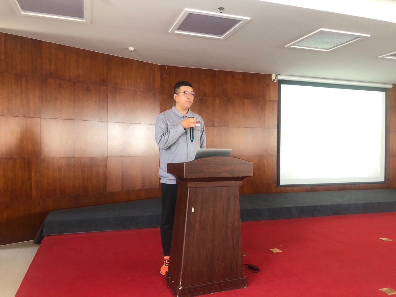 公司举行2020年员工升学子女座谈会83